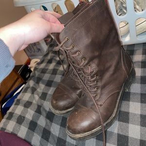 Combat boots! Super cute with skinny jeans 🤩